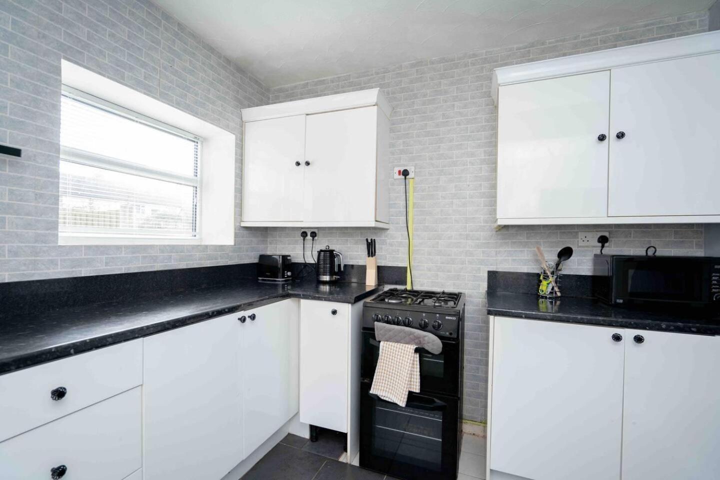 Modern 2-Bed House Liverpool Close To Aintree Hosp Villa Exterior foto