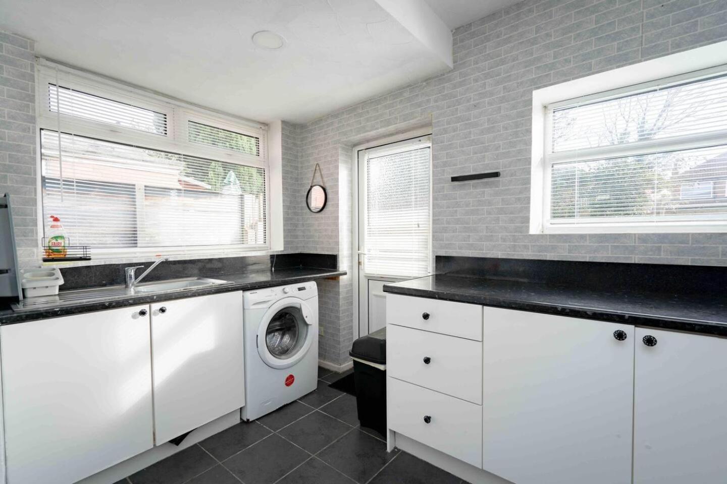 Modern 2-Bed House Liverpool Close To Aintree Hosp Villa Exterior foto